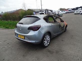 damaged passenger cars Opel Astra 1.4 16v 2012/11