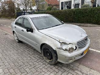 danneggiata veicoli commerciali Mercedes C-klasse 180 c 2004/11