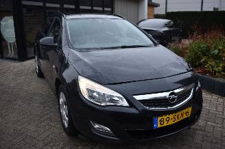 uszkodzony samochody osobowe Opel Astra SPORTS TOURER 2011/10