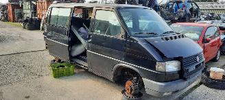skadebil auto Volkswagen Transporter T4 2.4 d 1997/1
