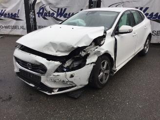 damaged passenger cars Volvo V-40 Kinetic 2014/5