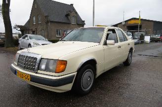 Vaurioauto  passenger cars Mercedes 200-300D 200 D 124 type sedan automaat 1991/1
