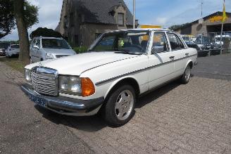 Vaurioauto  passenger cars Mercedes 200-300D 200 DIESEL 123 TYPE SEDAN 1977/4