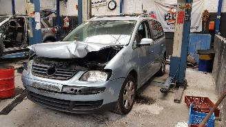 Coche accidentado Volkswagen Touran 1.6 16v FSI Business 2006/7