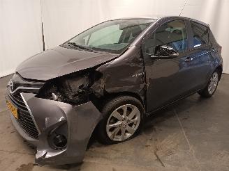 damaged passenger cars Toyota Yaris Yaris III (P13) Hatchback 1.5 16V Hybrid (1NZ-FXE) [74kW]  (03-2012/09=
-2020) 2015/1