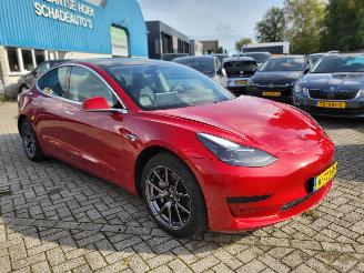 Vrakbiler auto Tesla Model 3 Tesla Model 3 RWD 440 KM rijbereik nwprijs € 50 000 2020/12
