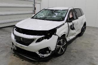 damaged passenger cars Peugeot 5008  2017/5