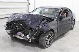 Damaged car BMW 5-serie 520 2021/4