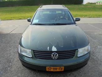 uszkodzony samochody osobowe Volkswagen Passat  1999/2