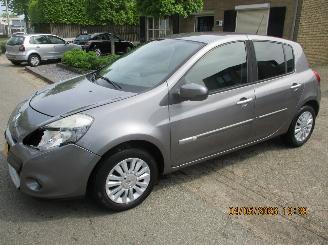 damaged passenger cars Renault Clio 1.2 COLLECTION 5 DEURS AIRCO 2010/10